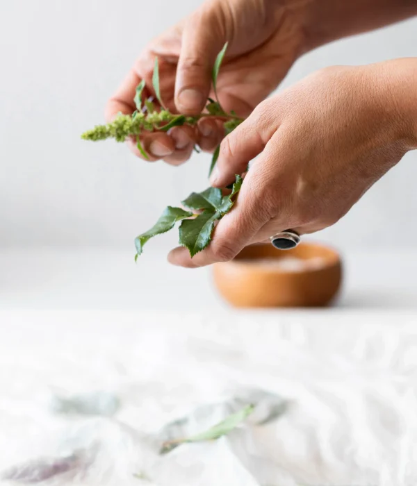 compressed-AXJAgcNzQLNFBXjNEwTwwV9nDdveTgrD_person-coloring-cloth-with-natural-pigments-close-up