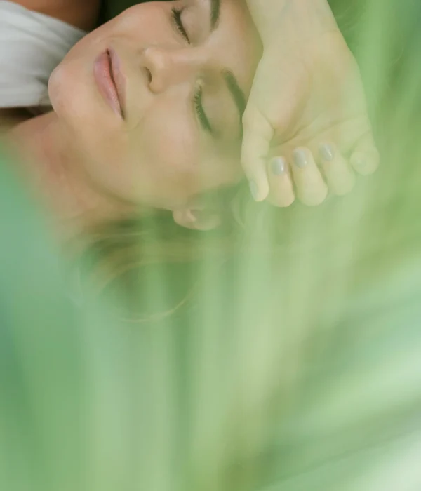 compressed-Tg8I7tM3Xo5iAgPXFJf2FRD4WFioDvUk_daydreaming-woman-blurred-house-plant